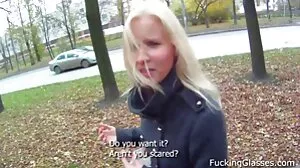 Anielska blondynka Candy White zostaje zerżnięta w usta przez dużego dojrzałe sex fiuta