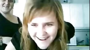Pikantna bogini na wysokich obcasach Vanessa Y. pociera swoją miękką erotyka dojrzałe mokrą cipkę
