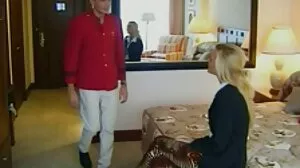 Urocza ruda laska Ella Hughes ssie długiego czarnego penisa erotyka dojrzałe na kolanach