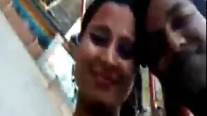 Zmysłowa dziewczyna Monica Brown namiętnie ssie na sex filmy starsze kolanach