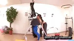 Busty solowy anioł Erin Star demonstruje swoją dojzale mamuski głodną cipkę w łóżku