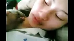 Kochająca seks brunetka w pończochach erotyka starsze panie Kimber Veils skacze na długim penisie