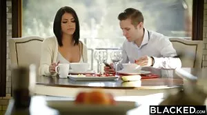 Niesamowita nastolatka z małymi cyckami Jasmine Grey dobrze wyruchana na pierwszej sex dojrzalych randce