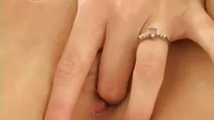 Wytatuowana brunetka na filmy erotyczne dojrzałe wysokim obcasie Liya Silver pociera swoją łysą cipkę