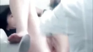 Kruczowłosa laska Jazmin Luv zostaje wyruchana przez całkiem dużego sex dojrzale kutasa