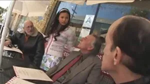 Śliczna brunetka Selena Love z pasją podskakuje na darmowe filmy erotyczne dojrzałe długim penisie