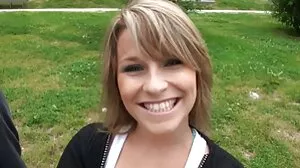 Estetyczna brunetka solowa Valentina Bianco chwyta dojrzalemamuski swoją ulubioną zabawkę