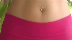 Niesamowita brunetka w niebieskiej bieliźnie Rose Darling spenetrowana sex z dojrzala mamuska dużym penisem