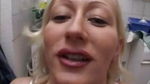 Estetyczna hottie Quinn Wilde ładnie zerżnięta na starsze panie anal pieska
