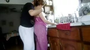 Brunetka Tetti Dew Korti zostaje wyruchana sex dojrzała w swoją małą dziurkę