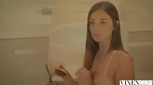 Solo wytatuowanej striptizerki sex z dojrzala mamuska Jessie Lee rucha się z kilkoma zabawkami