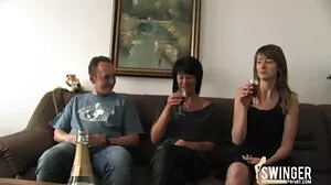Wspaniała sexi dojrzale miniaturowa laska Sabrisse stymuluje jej dokładną mokrą cipkę