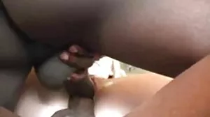 Nastolatka w czarnych majtkach Liz Jordan ssie długiego fiuta na starsze panie filmy erotyczne kolanach