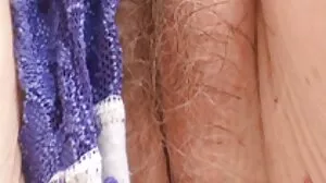 Brunetka na wysokich obcasach Kris the dojrzala sex Foxx staranowała swoją ciasną cipkę