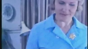 Naoliwiona długonoga brunetka Mackenzie Mace podskakuje w górę iw dół na dużym dojzale mamuski wałku