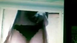 Młoda brunetka Jada Doll mamuski starsze z małymi cyckami przybita w swoich uroczych pozach