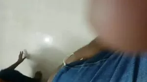 Zmysłowa naoliwiona brunetka Rachel Raxxx pociera swoją szeroko otwartą sex filmy starsze panie szczelinę