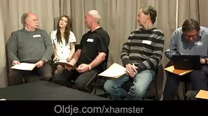Azjatka z sex starsze panie filmy kręconymi włosami Ariana Shaine świetnie wygląda na pieska