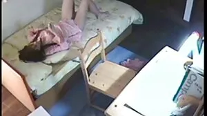 Piękna pożądliwa nastolatka Sera Ryder dojrzale filmy erotyczne bawi się swoją głodną dziurą