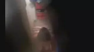 Cycata aniołka erotyka dojrzałe kobiety Ellis Rose otwiera swoją nagą dziurkę przed kamerą