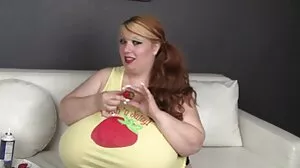 Śliczna blondynka z okrągłym tyłkiem Jessica Jones wskakuje sex dojrzałe hd na grubego kutasa