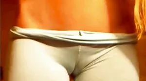 Estetyczna blond hottie Lilli Vanilli otwiera dziurę dla młodego starsze panie seks filmy mężczyzny