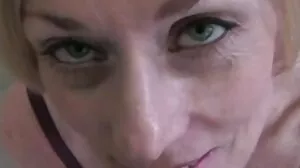 Aniołek z zawiązanymi oczami starsze panie porn Stacy Cruz czuje dużego kutasa w swojej małej cipce