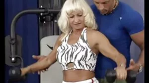 Estetyczne cycate laski Crystal Gunns i Cindy Cupps sexi dojrzale ruchają się na łóżku