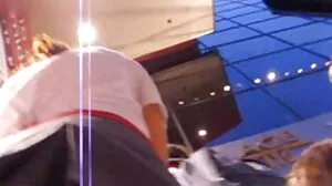 Zabawna sex z dojrzala film młoda laska Vienna Black z przyjemnością ssie wielkiego fiuta