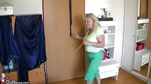 Cycata darmowe filmy erotyczne starsze laska w pończochach Macey Jade zerżnięta w pozie kowbojki